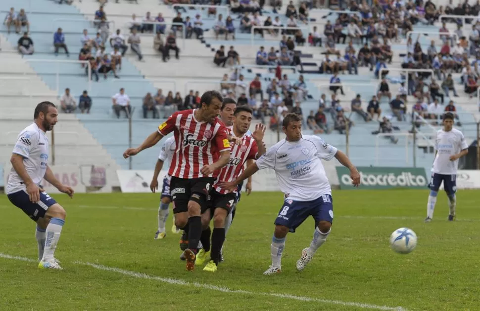 TUVIERON QUE ESTAR ATENTOS. Darío Cajaravilla y Carlos Ponce, defensores “santos”, se desesperan para despejar el balón en poder de Pablo Motta, mientras Leandro Zárate espera en vano. foto de marcelo miller (especial para la gaceta)