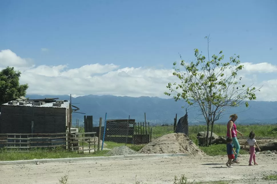 TRANSFORMACIÓN. De a poco, el asentamiento Néstor Kirchner comenzará a tomar forma de barrio a partir de la regularización dominial y urbana. 