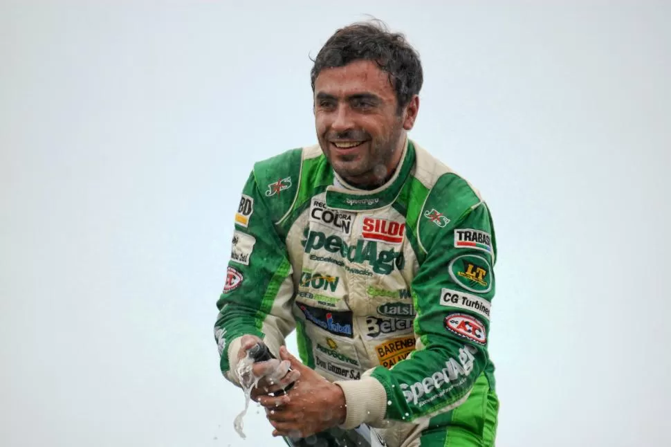 PURA FELICIDAD. “El Monito” Altuna celebró en el circuito de Toay una victoria casi de manera impensada con su Chevrolet. foto de Guillermo Cejas / especial corsa