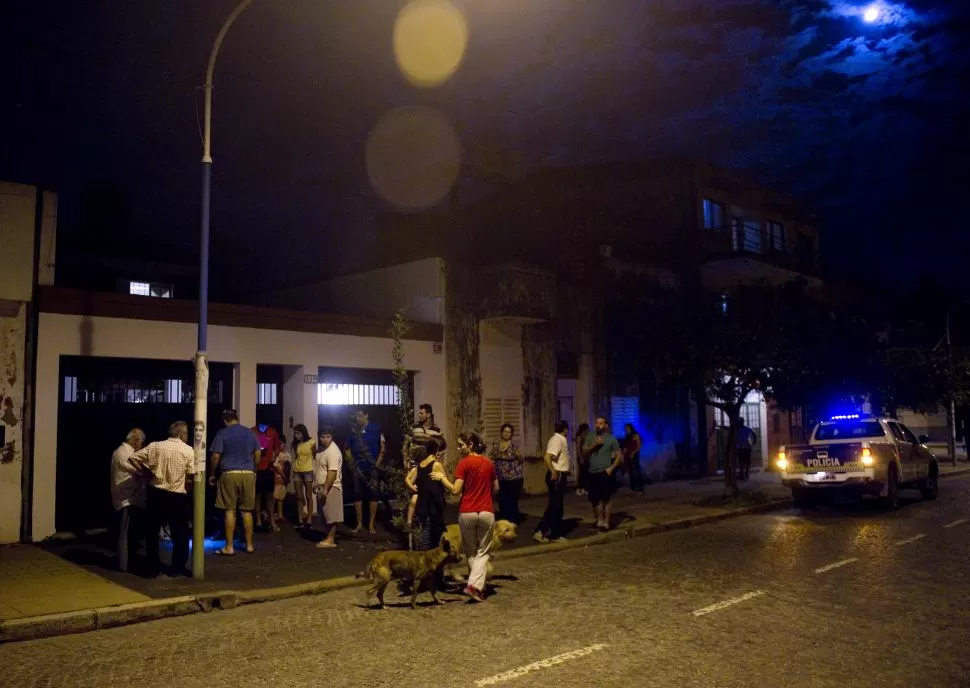 PREOCUPACIÓN. Vecinos de Lavalle al 100 se agolparon anoche en la vereda de la casa en la que la familia Baum se enfrentó con un asaltante.  la gaceta / fotos de jorge olmos sgrosso