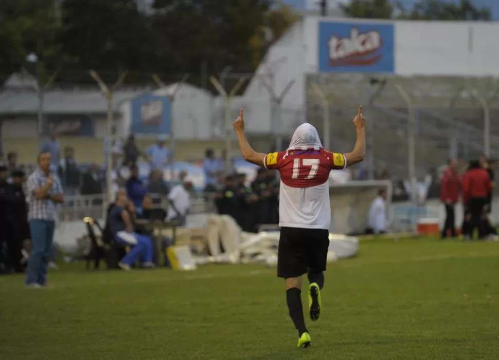 FESTEJO. Lucas Chacana jugó con hinchada propia: sus padres y hermanos estuvieron en el “Gigante del Norte”. foto de marcelo miller (especial para la gaceta)