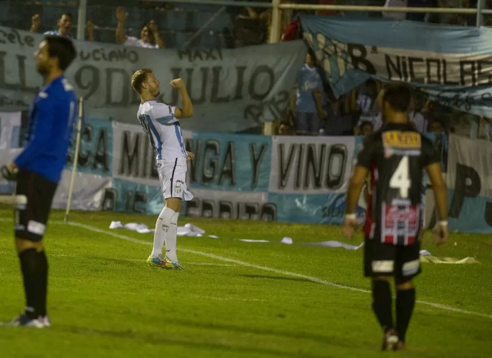 TODO PARA ELLA. Menéndez festeja el 1-0 mirando a la tribuna de calle Chile, pero corazón estaba con Silva, su mamá. la gaceta / foto de jorge olmos sgrosso