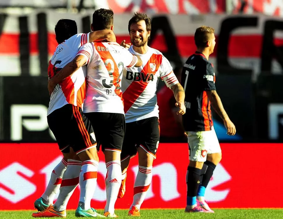 FESTEJARON CON LA “BANDA”. Ariel Rojas, Sebastián Driussi y Fernando Cavenaghi celebran el gol que marcó Sánchez, que le sirvió al equipo de Marcelo Gallardo para derrotar por la mínima diferencia a San Lorenzo, en el Monumental de Núñez.  télam