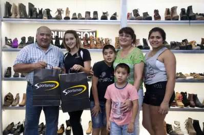 Compró zuecos, panchas y zapatillas en Sportsman