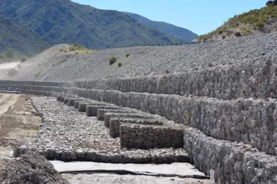 Construyen defensas sobre el río Santa María, en Catamarca