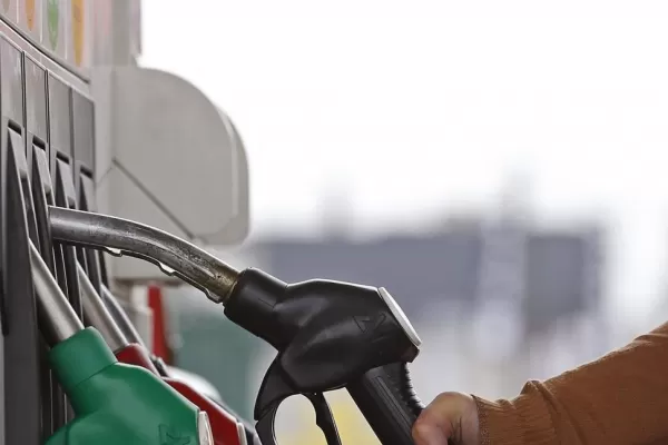 Petroleras suben precios de naftas