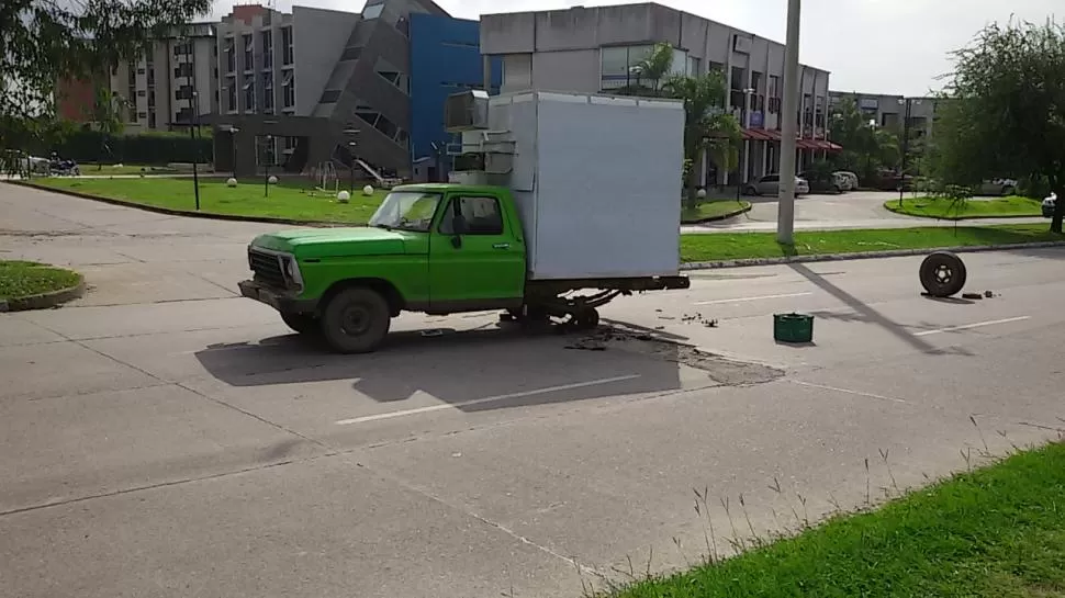 EN PLENA AVENIDA. El vehículo de Marcelo Ruiz, detenido sobre el bache. la gaceta / foto de soledad nucci 