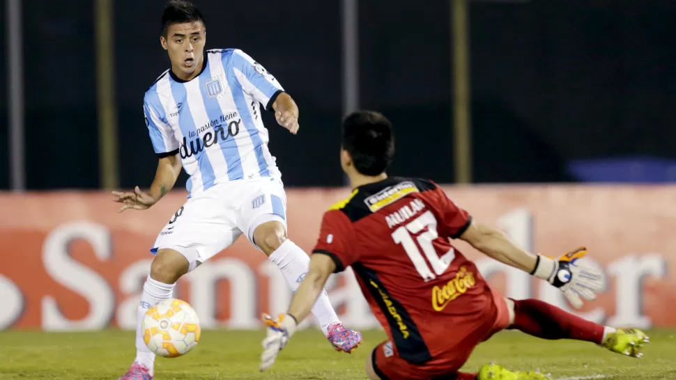 NO SE PUDO. Racin cayó en Paraguay ante Guaraní por 2-0. En la foto Braian Fernández intenta vulnerar al arquero paraguayo. REUTERS