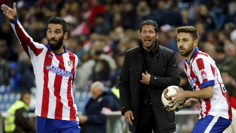 TRIUNFO IMPORTANTE. Atlético de Madrid, dirigido por el DT argentino Diego Simeone, le ganó a Real Sociedad, de local, por 2-0 y se acercó a Barcelona, líder de la Liga de fútbol de España. REUTERS