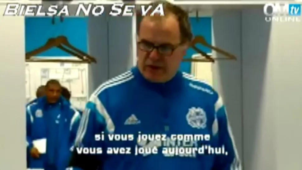 ARENGA. Marcelo Bielsa alentó a sus jugadores en el vestuario de Marsella, tras el empate con Lyon. FOTO CAPTURA DE VIDEO