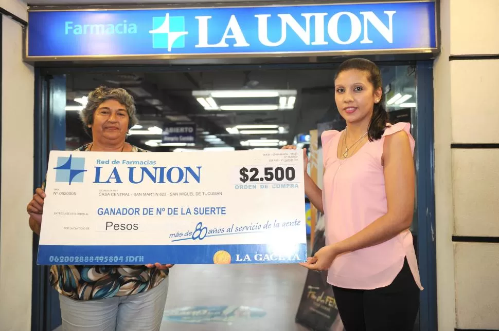 PREMIO. María Graciela Gómez posa con la orden de compra. la gaceta / foto de héctor peralta 