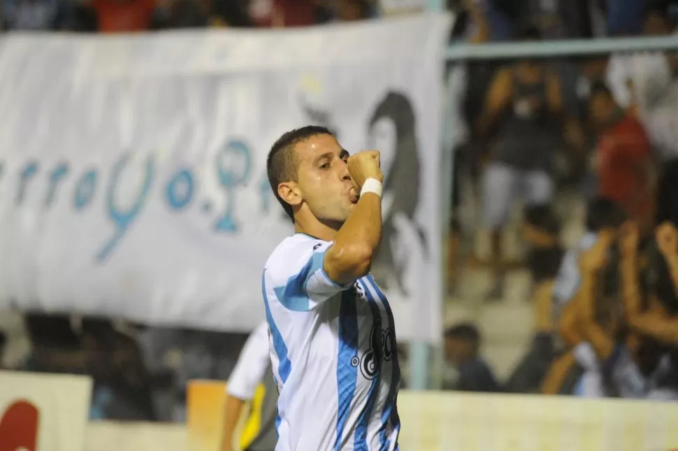 PARA THIAGO. Bianchi celebró emulando el chupete de su hijo. 