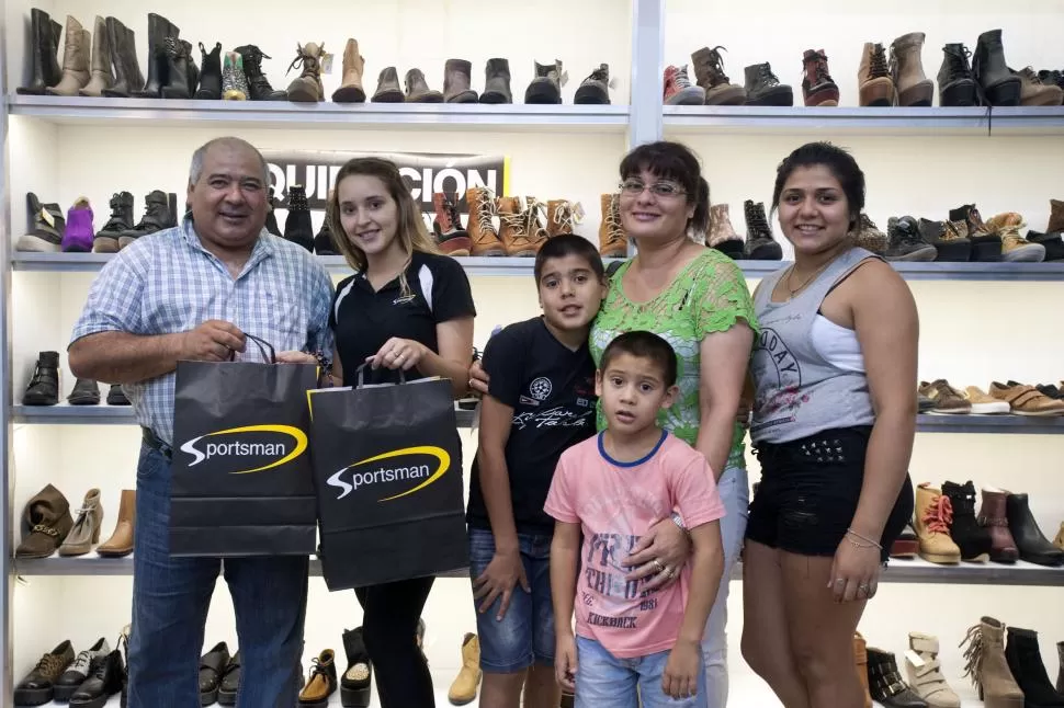 GANADORA. Sandra Brito, en el momento en el que recibió el premio. la gaceta / foto de diego aráoz