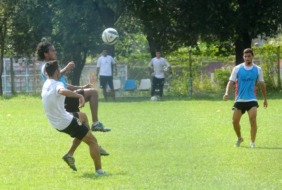 DISPUTA. Julio busca controlar el balón ante la marca de Grahl, ayer en el ensayo. 