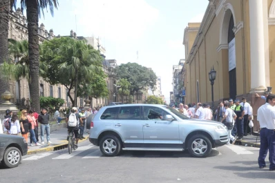 Cruzó su camioneta frente a la Casa de Gobierno para pedir seguridad