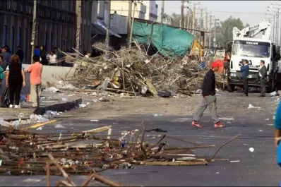 Con topadoras, desalojan 7.000 puestos ilegales de La Salada