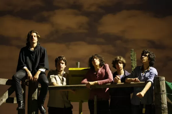Banda de Turistas regresa con toda su “Química” pop y simples canciones