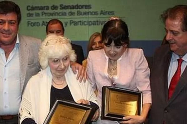 Premiaron a la madre y a la hermana de Cristina Kirchner