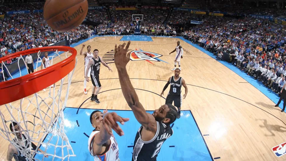 EN APRIETOS. Thunder quedó al borde de la clasificación y su rendimiento colectivo dejó nuevamente dudas. FOTO TOMADA DE NBA.COM/SPURS