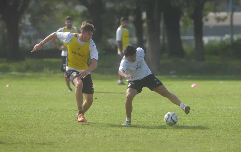 TIENEN SU CHANCE. Sbuttoni marca a a Rodríguez durante el entrenamiento de ayer. Es casi un hecho que el defensor ingresará por Mieres. “Pulguita” debe aguardar por la recuperación de Molina. la gaceta / fotos de franco vera