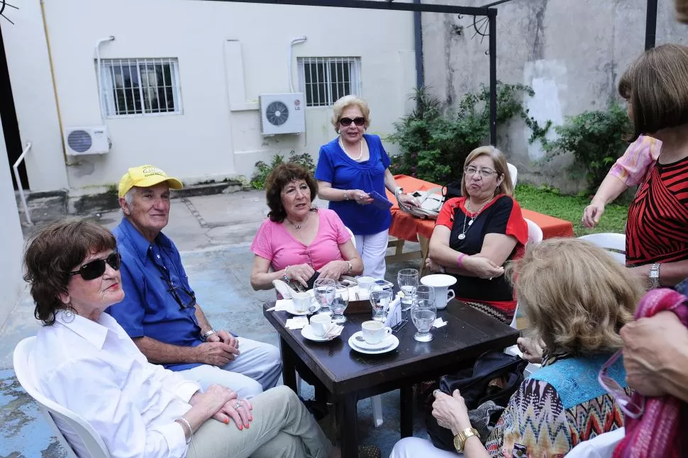 CHARLAS. El bar es el corazón del EPAM, donde los alumnos se encuentran a compartir anéctodas. 