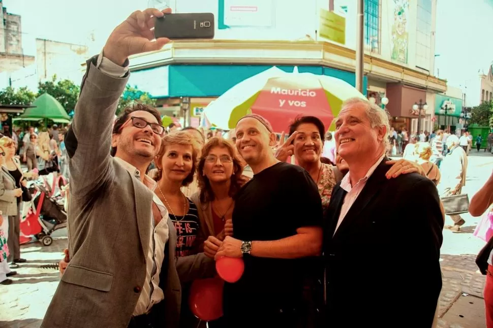 “SELFIE”. Garretón, Bergman y Avellaneda se retrataron junto a transeúntes. prensa pro