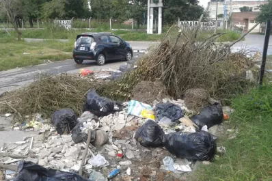 El basural ya se tragó la mitad de la calle