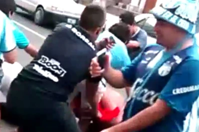Mirá el video del ataque de hinchas de Atlético contra uno de San Martín