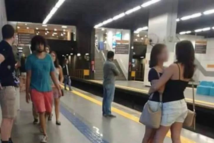 ENGAÑOSO. La foto de dos mujeres abrazadas no llamó la atención del usuario. (IMAGEN DE FACEBOOK)