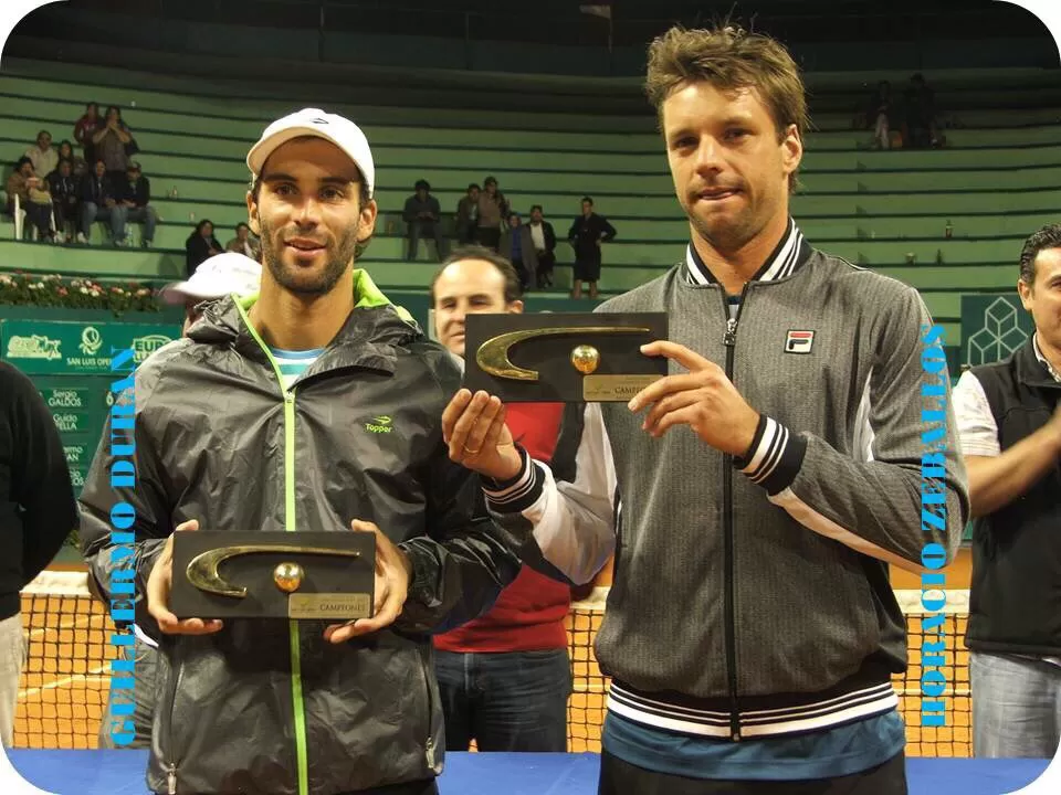 LE HIZO EL AGUANTE. Durán (izquierda) y Zeballos muestran sus trofeos. “Cebolla” bancó a su compañero hasta la final, aun corriendo el riesgo de que no llegara. 