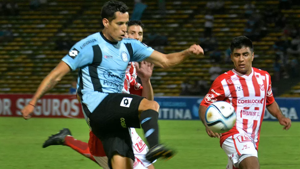 DUELO PAREJO. Tras 90 minutos en el que no se sacaron ventajas y empataron 0-0, Instituto venció a Belgrano en definición por penales. TELAM