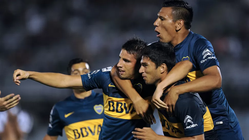 FESTEJO XENEIZE. Jonathan Calleri (izq.) celebra con sus compañeros tras anotar el gol con el que su equipo está ganando 1-0 a Wanderers de Uruguay. TELAM/AFP