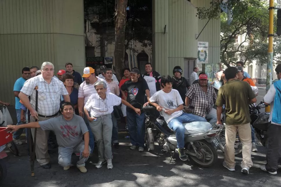 PROTESTA. Trabajadores del Centro Mutual de Lisiados realizaron ayer un ruidosa manifestación en el Concejo. la gaceta / foto de franco vera