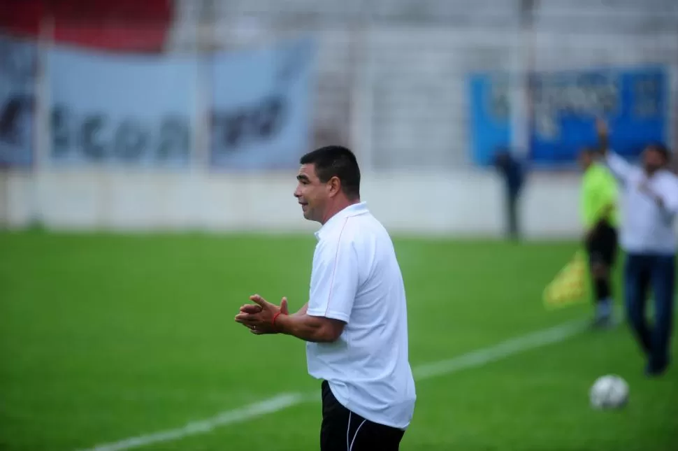 NADA LIBRADO AL AZAR. Víctor Concha prepara el partido sabiendo las virtudes y defectos de Estudiantes de Santiago. la gaceta / foto de diego aráoz (archivo)