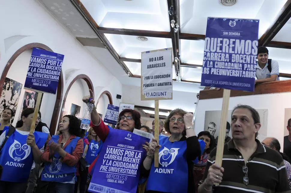 PUERTAS ADENTRO. Afiliados y dirigentes de Adiunt hicieron tronar redoblantes en el interior del centro cultural Virla. la gaceta / foto de analía jaramillo