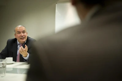 López bajó su postulación y decidió respaldar a Manzur