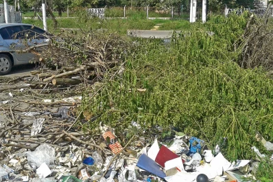 El basural de Félix de Olazábal e Italia obstruye la calle