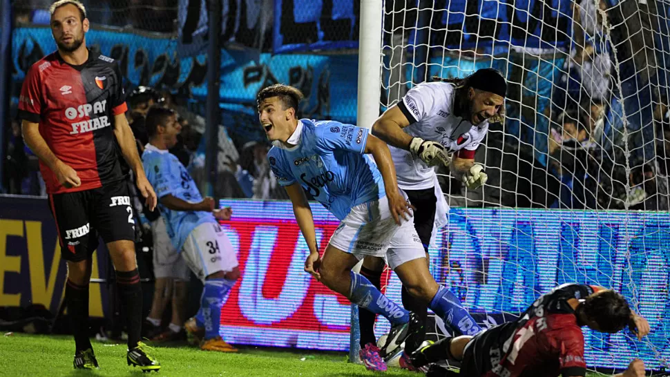 FESTEJO CELESTE. El delantero de Temperley Juan Dinenno corre a festejar su gol, el segundo de su equipo, mientras el arquero de Colón recrimina a su defensa. Temperley venció 2-1 a Colón por la novena fecha del torneo de primera división. TELAM