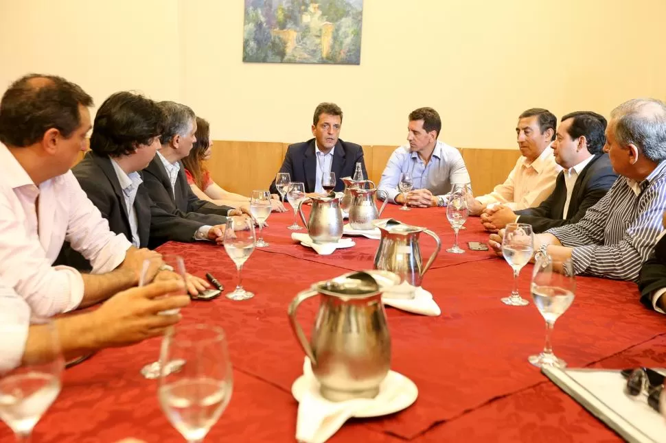 ENCUENTRO CON TUCUMANOS. Massa recibió en Salta a dirigentes de la provincia, encabezados por el legislador Vargas Aignasse, entre otros. prensa frente renovador