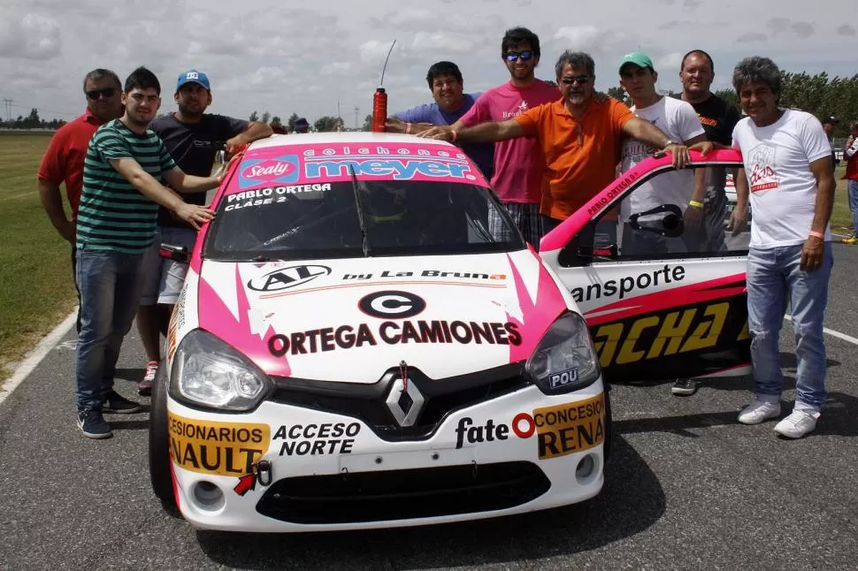 EN EQUIPO Y CON EL RENAULT CLIO. En la última fecha corrida en Las Termas, a Pablo Ortega lo acompañó una gran cantidad de familiares y también de amigos. prensa pablo ortega