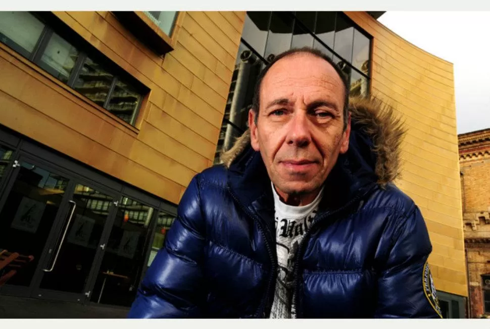EN CAMPAÑA. Langley recoge votos en los bares de Stockwood. (IMAGEN DEL BRISTOLPOST)