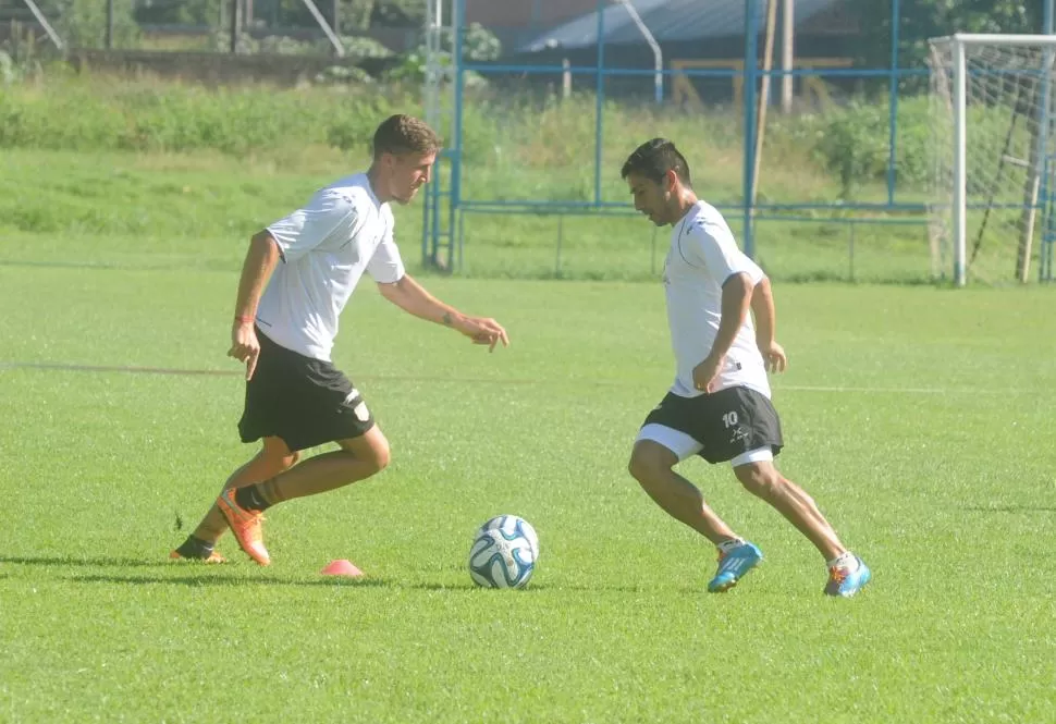 QUIERE GANARSE UN LUGAR. Sbuttoni, que maniobra a la par de Guillermo Acosta durante un entrenamiento, será titular por segunda vez en el torneo y buscará convencer a Azconzábal de que puede quedarse. la gaceta / foto de antonio ferroni