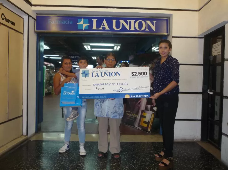 GANADORA. Eusebia del Tránsito Fernández posa al recibir el premio.  