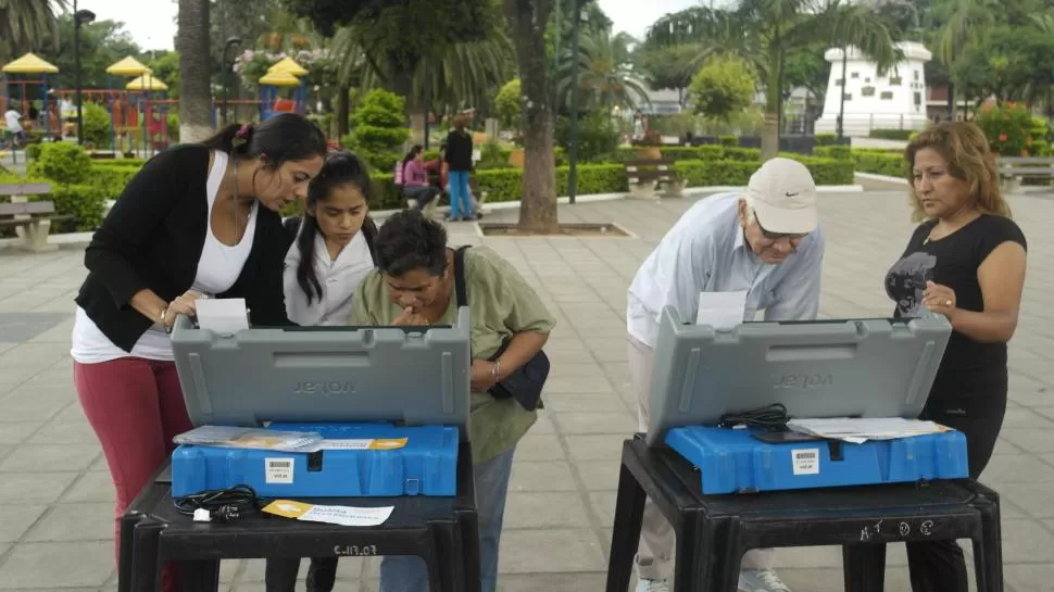 UNA CLASE PRACTICA. La capacitadora indica paso a paso cómo emitir el voto a través del moderno sistema. la gaceta / foto de indalecio sánchez