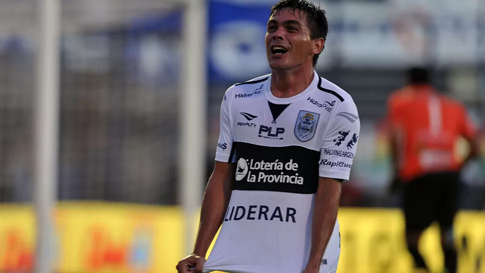 GOLEADOR. Antonio Medina anotó dos goles en la victoria del Lobo. TELAM