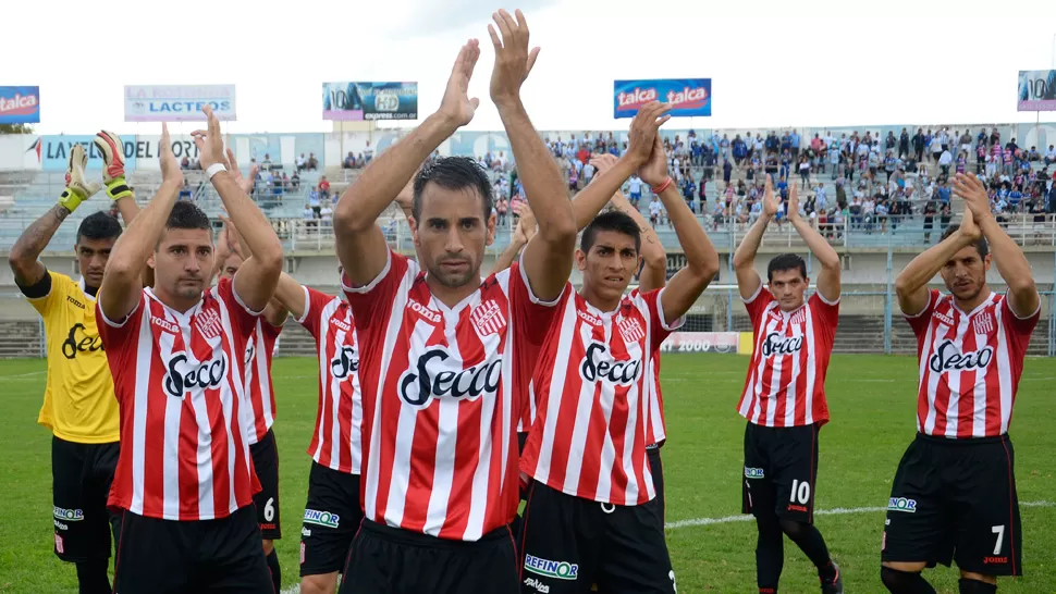 MANOS ARRIBA. Los Santos se retiraron victoriosos el último domingo de la cancha de Gimnasia y Tiro. ARCHIVO LA GACETA