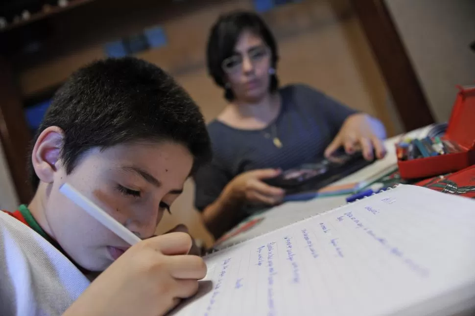 CONCENTRADÍSIMO. Sandino, y su mamá Paola, buscan información en la web para reforzar las tareas que le dieron los docentes para la casa. la gaceta / foto de juan pablo sanchez noli