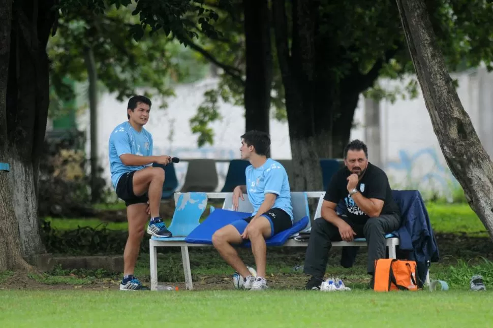 RECUPERADO. Durante un entrenamiento, Luis Rodríguez habla con Evangelista, sentado a la par de Daniel Mancinelli, uno de los utileros. El delantero está mejor físicamente pero quiere volver a marcar un gol. la gaceta / foto de inés quinteros orio (archivo)