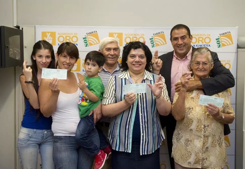EN FAMILIA. Las tres afortunadas lectoras posan con sus cheques y los familiares que las acompañaron. la gaceta / foto de jorge olmos sgrosso