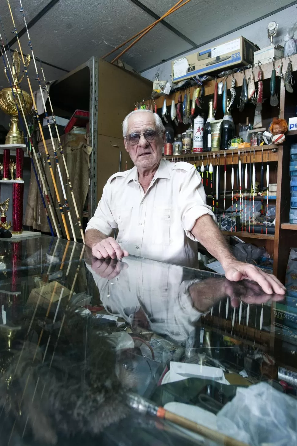 ESPECIALISTA. Miguel “Loco” Quesada es un verdadero artesano a la hora de armar equipos de pesca. Está desesperado por enseñar los secretos del deporte. 